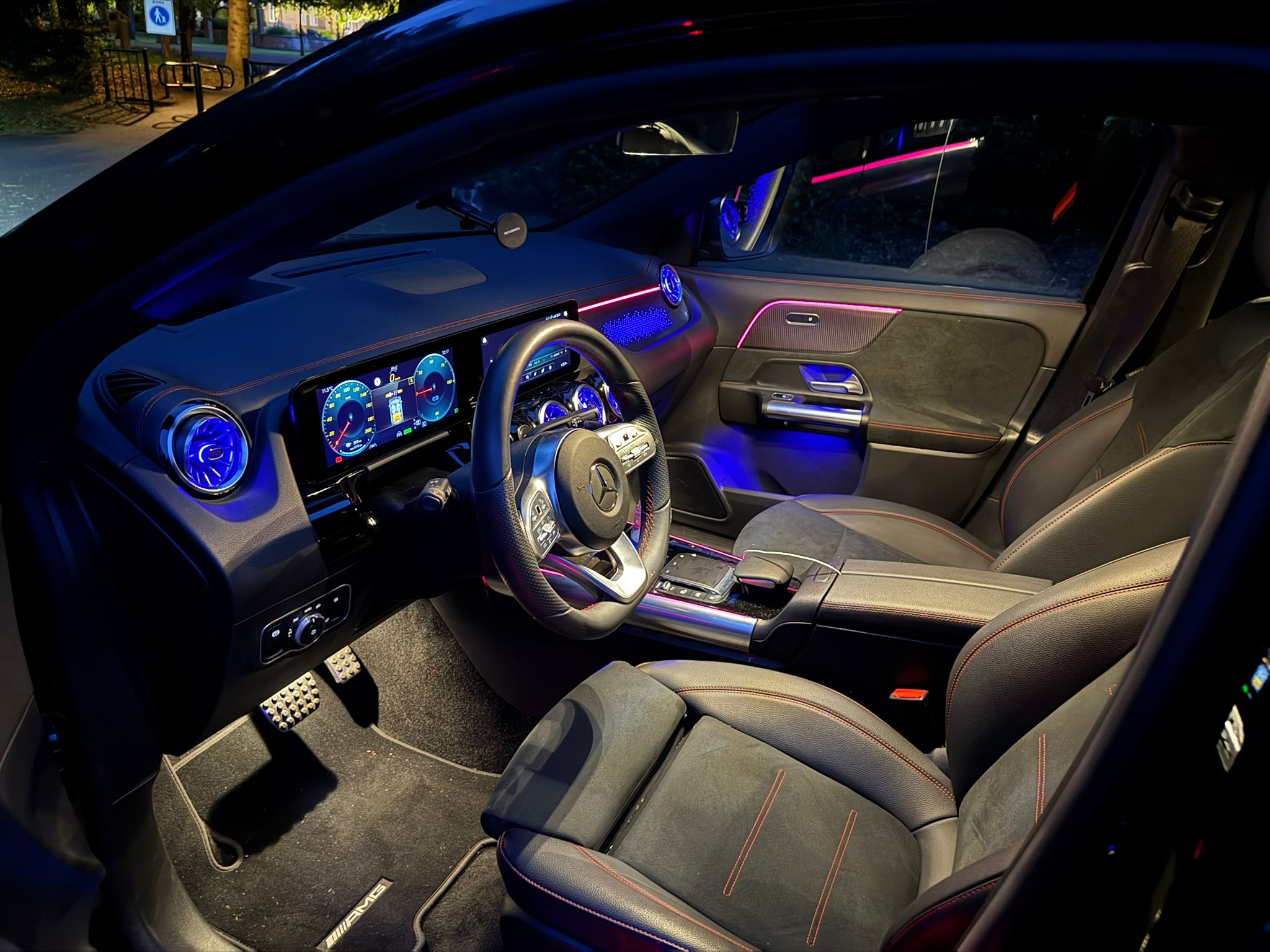 Mercedes auto van binnen